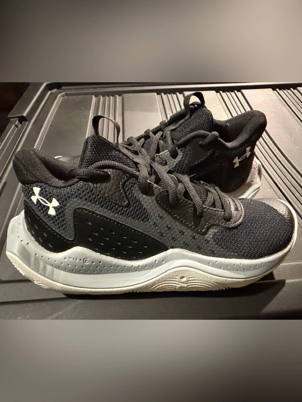 Under Armour Jet ‘23 Basketball Sneakers in Big Kids Youth Size 4 NWOB